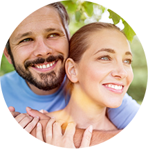 Mann og kvinne klemmer